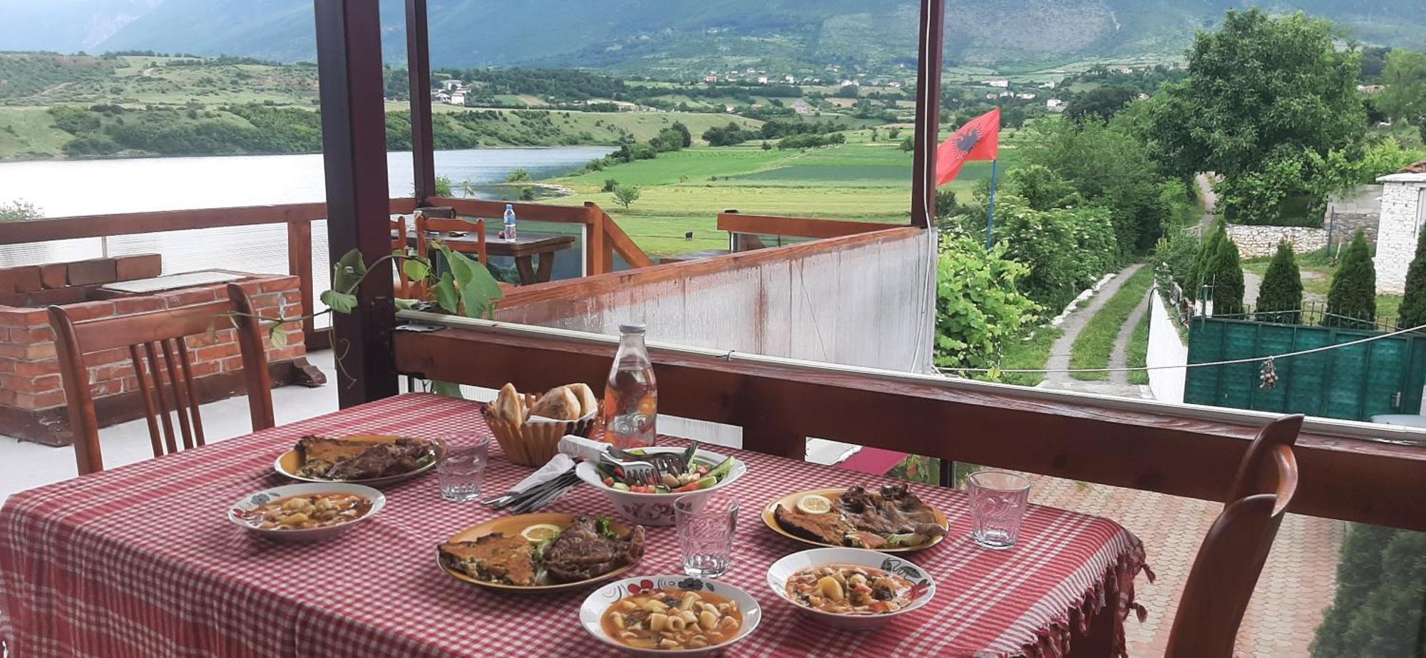 Superpanorama Guesthouse Kukes エクステリア 写真