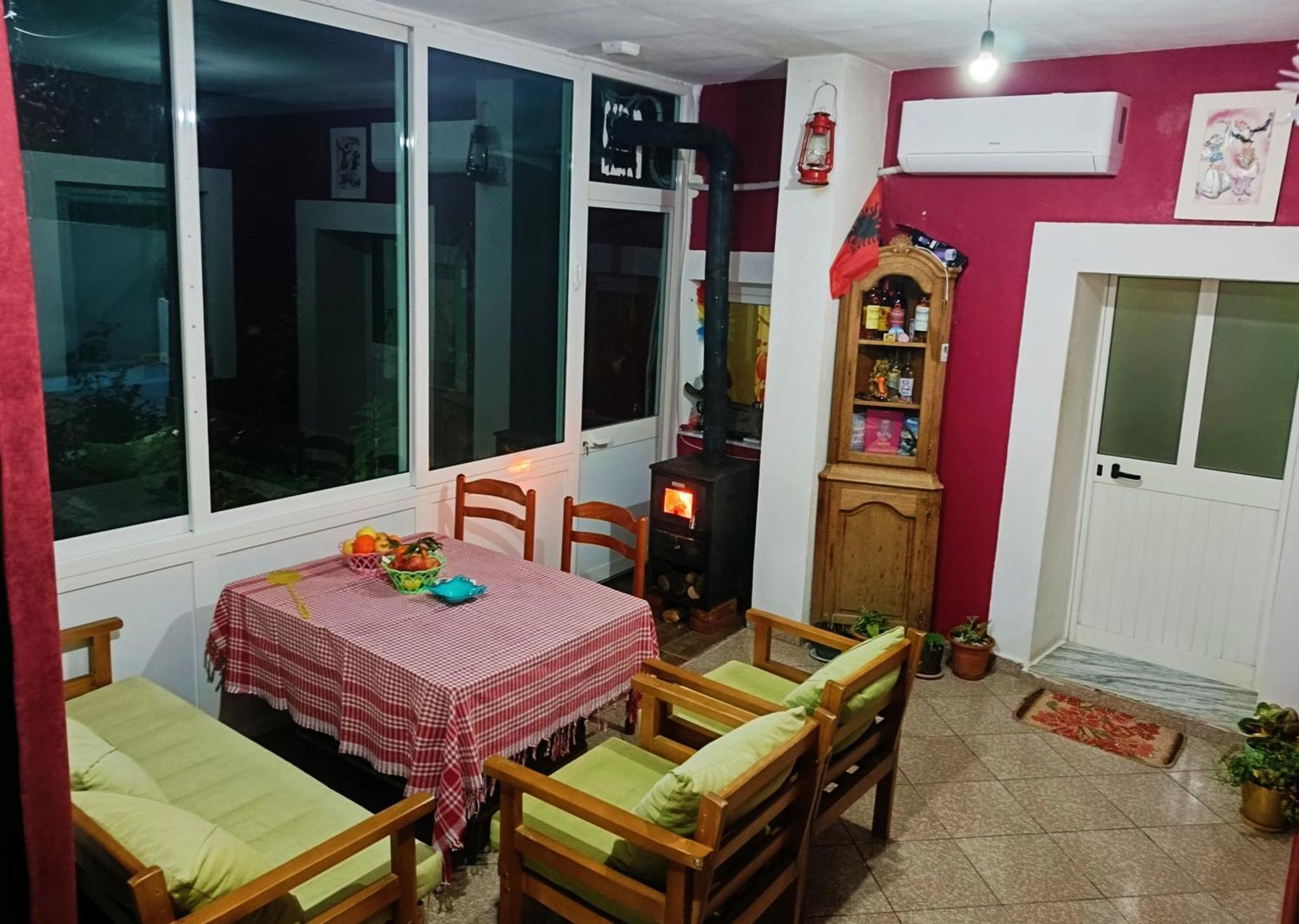 Superpanorama Guesthouse Kukes エクステリア 写真