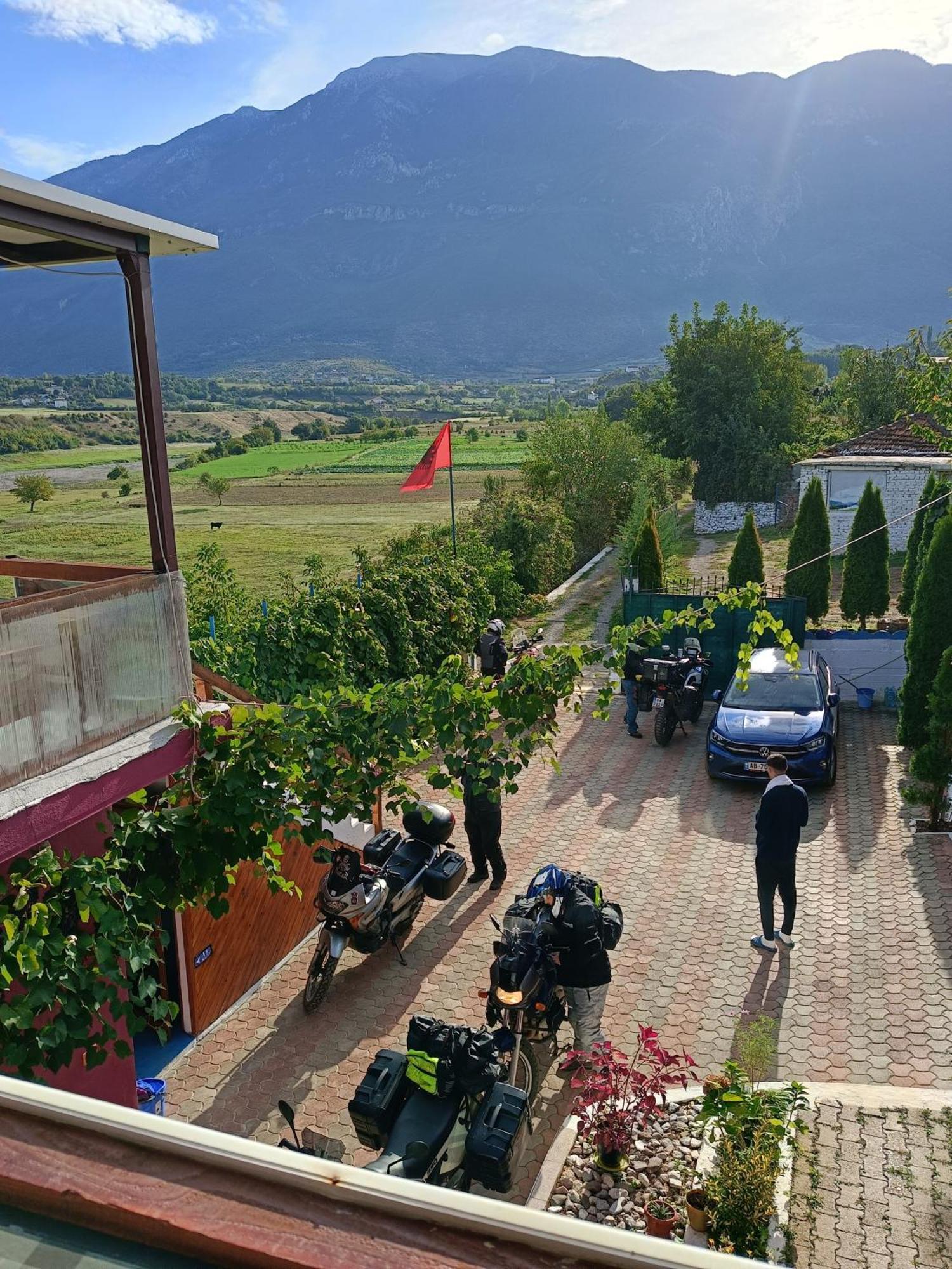 Superpanorama Guesthouse Kukes エクステリア 写真