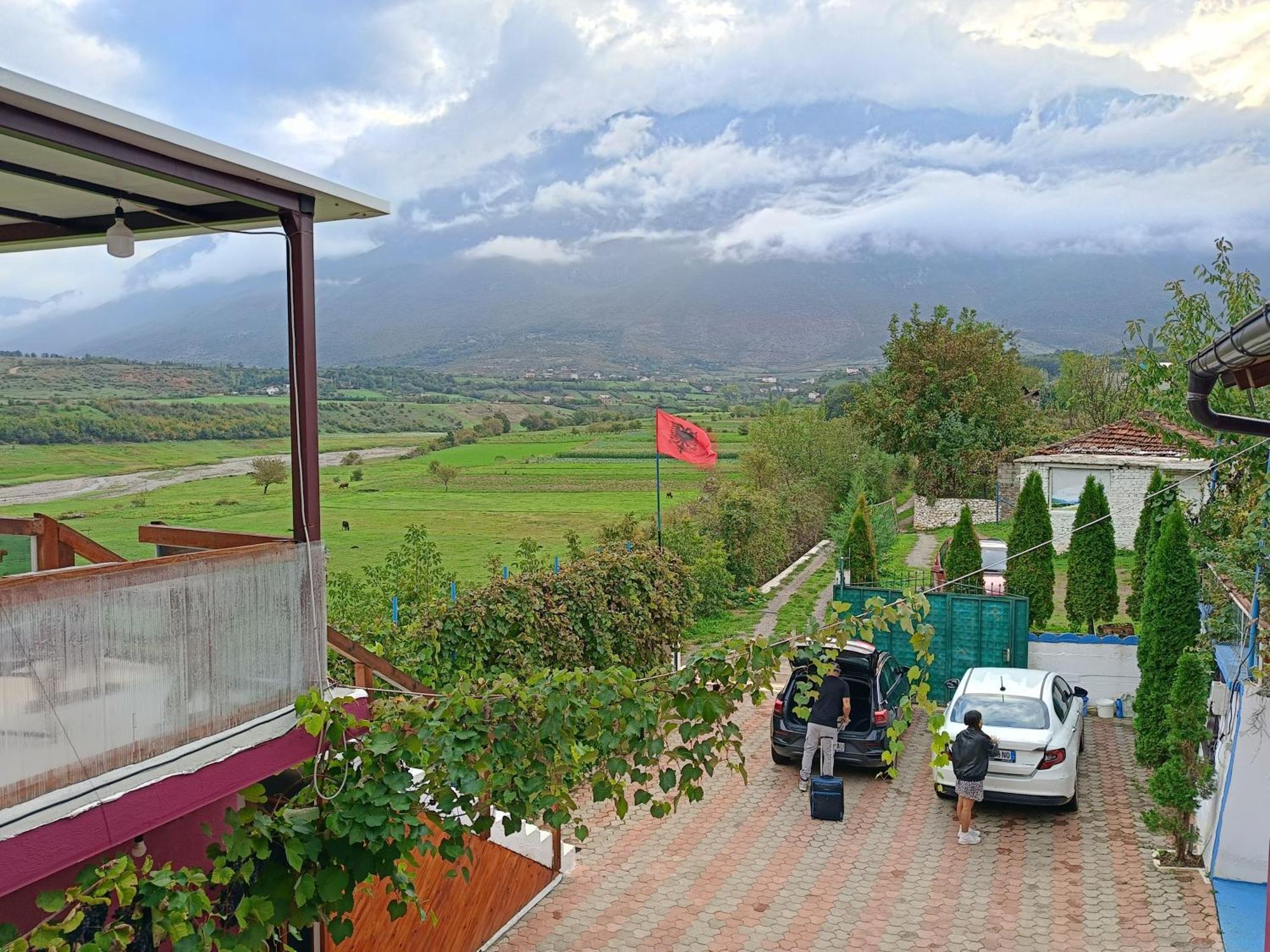 Superpanorama Guesthouse Kukes エクステリア 写真