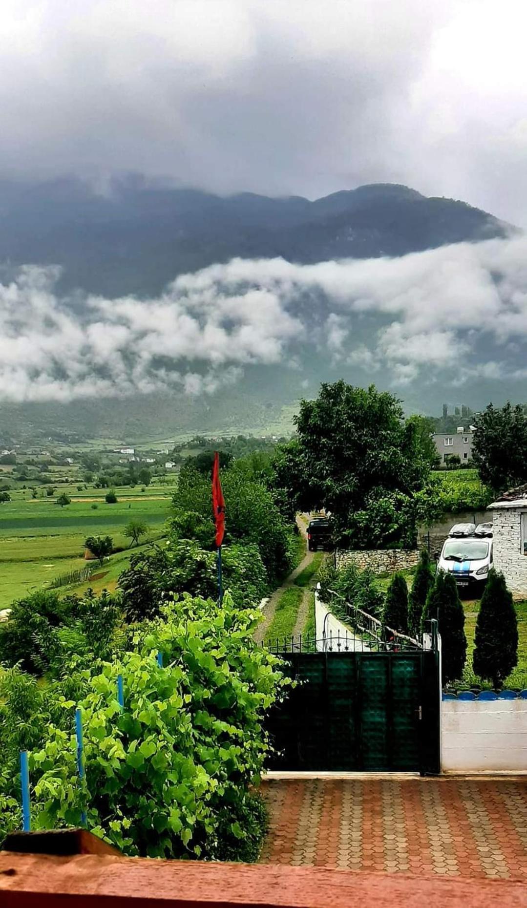 Superpanorama Guesthouse Kukes エクステリア 写真